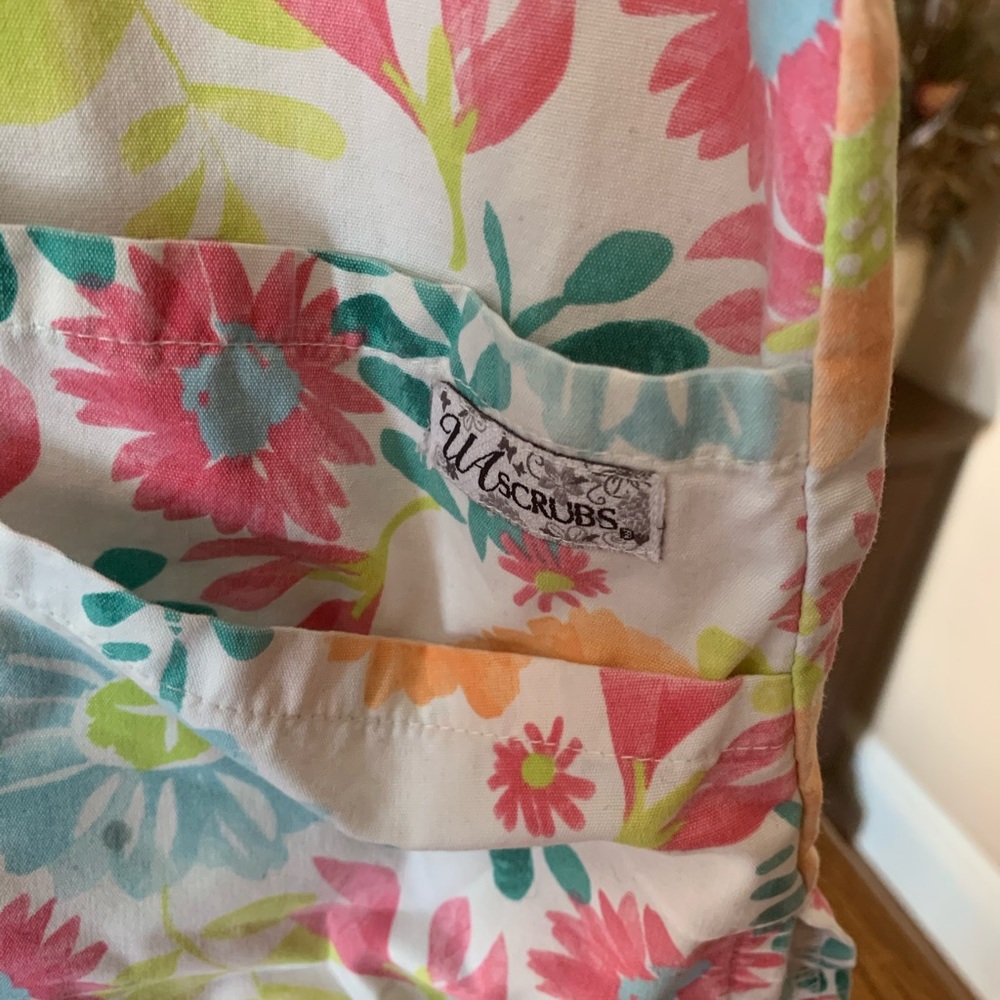 Colorful scrub top - Picture 4 of 7